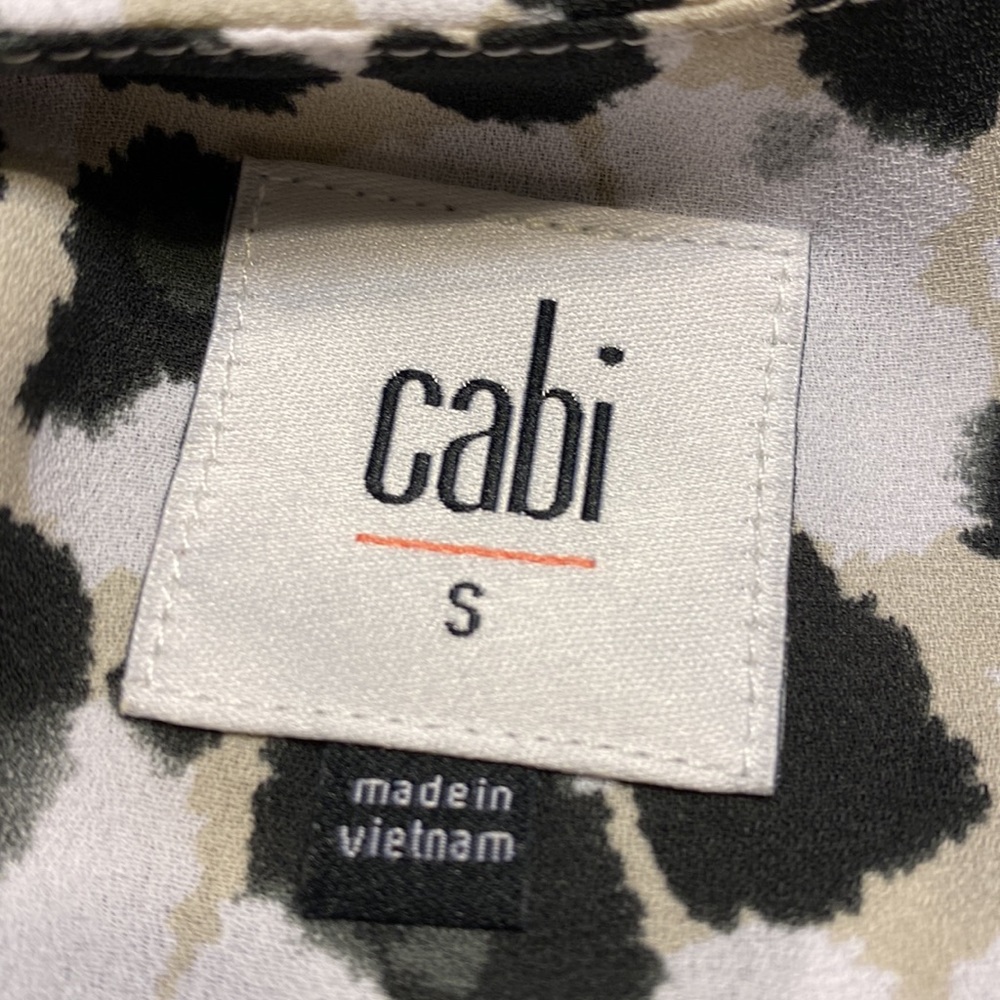 CAbi 5898 Rosette Blouse Spring 2021 Small NWT - Picture 8 of 11